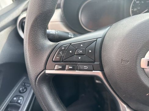 Used 2022 Nissan Versa SV image 11