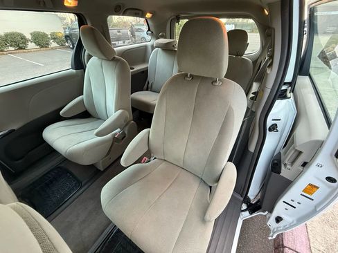Used 2013 Toyota Sienna L image 20