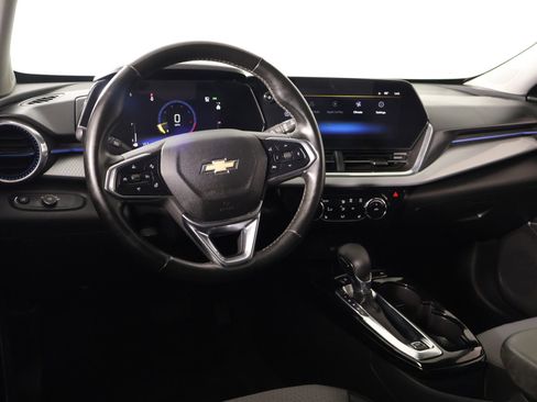 Used 2024 Chevrolet Trax LT w/ LT Convenience Package FWD image 2