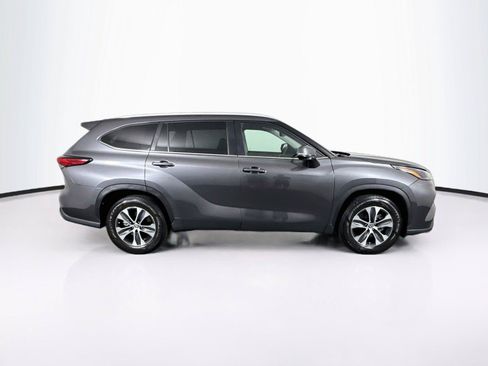 Used 2023 Toyota Highlander XLE FWD image 14