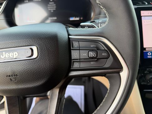 Used 2024 Jeep Grand Cherokee Limited image 21