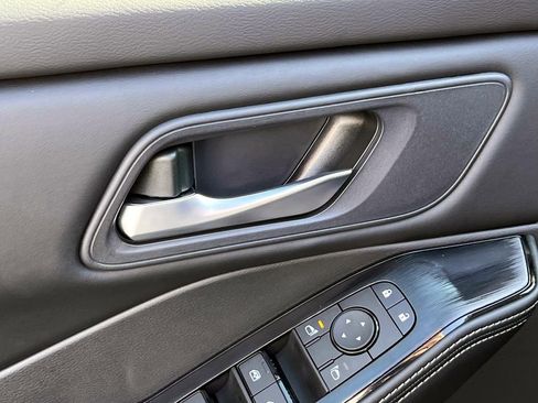 Used 2025 Nissan Rogue SV image 23