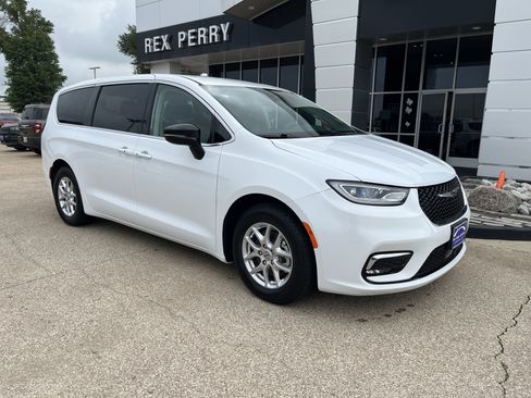 Used 2024 Chrysler Pacifica Touring-L FWD image 2