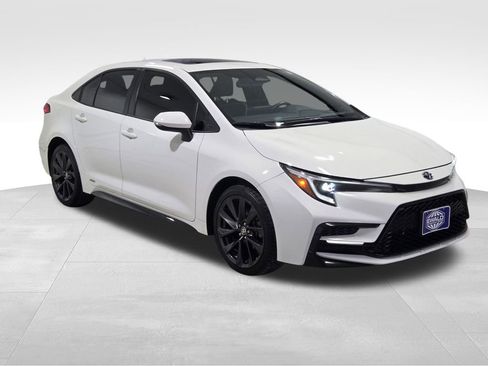 Used 2023 Toyota Corolla SE w/ SE Package image 13