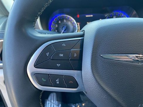 Used 2023 Chrysler Pacifica Touring-L image 20