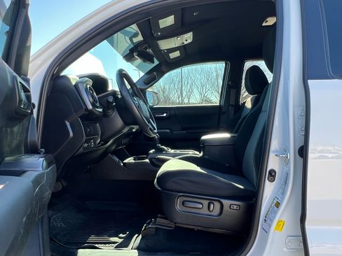 Used 2021 Toyota Tacoma TRD Sport w/ Technology Package image 22