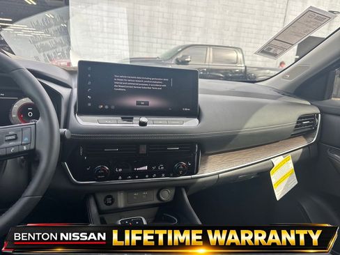 Used 2025 Nissan Rogue Platinum FWD image 15