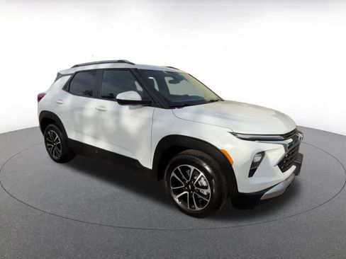 Used 2025 Chevrolet TrailBlazer LT image 2