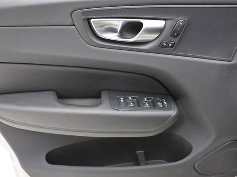 Used 2025 Volvo XC60 B5 Plus image 15