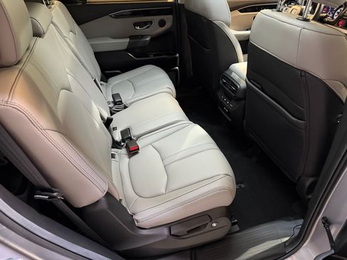 Used 2025 Honda Pilot Touring image 45