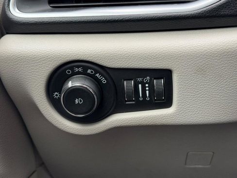 Used 2017 Chrysler Pacifica Touring-L Plus FWD image 18