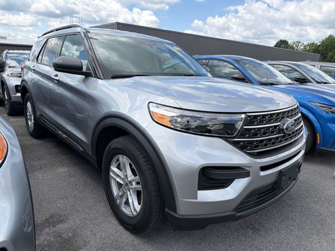 Used 2023 Ford Explorer XLT AWD/4WD image 2