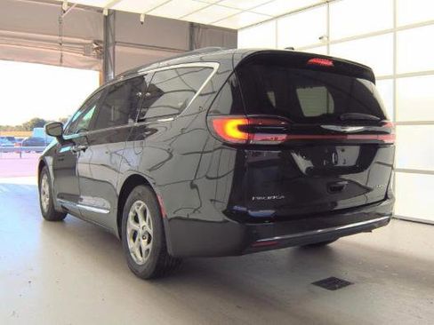 Used 2023 Chrysler Pacifica Limited image 8