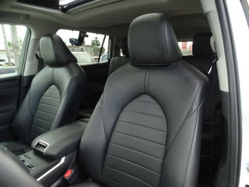 Certified 2024 Toyota Highlander XLE image 19