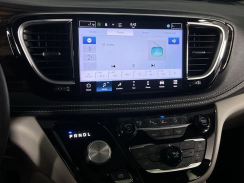 Certified 2024 Chrysler Pacifica Limited image 13