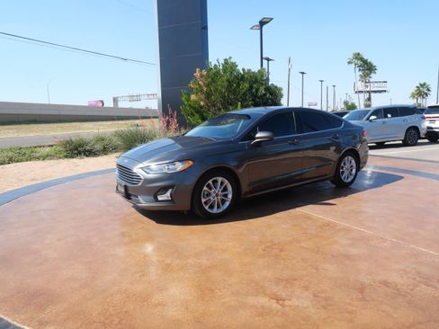 Used 2019 Ford Fusion SE image 5