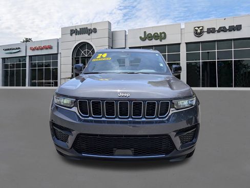 Certified 2024 Jeep Grand Cherokee Laredo w/ Trailer Tow Package AWD/4WD image 8