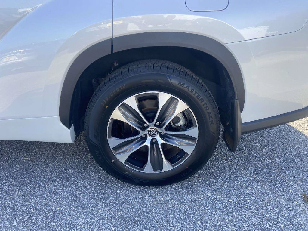 Used 2024 Toyota Highlander XLE FWD image 10