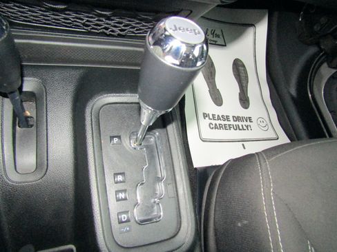 Used 2018 Jeep Wrangler Unlimited Sahara w/ Connectivity Group image 27