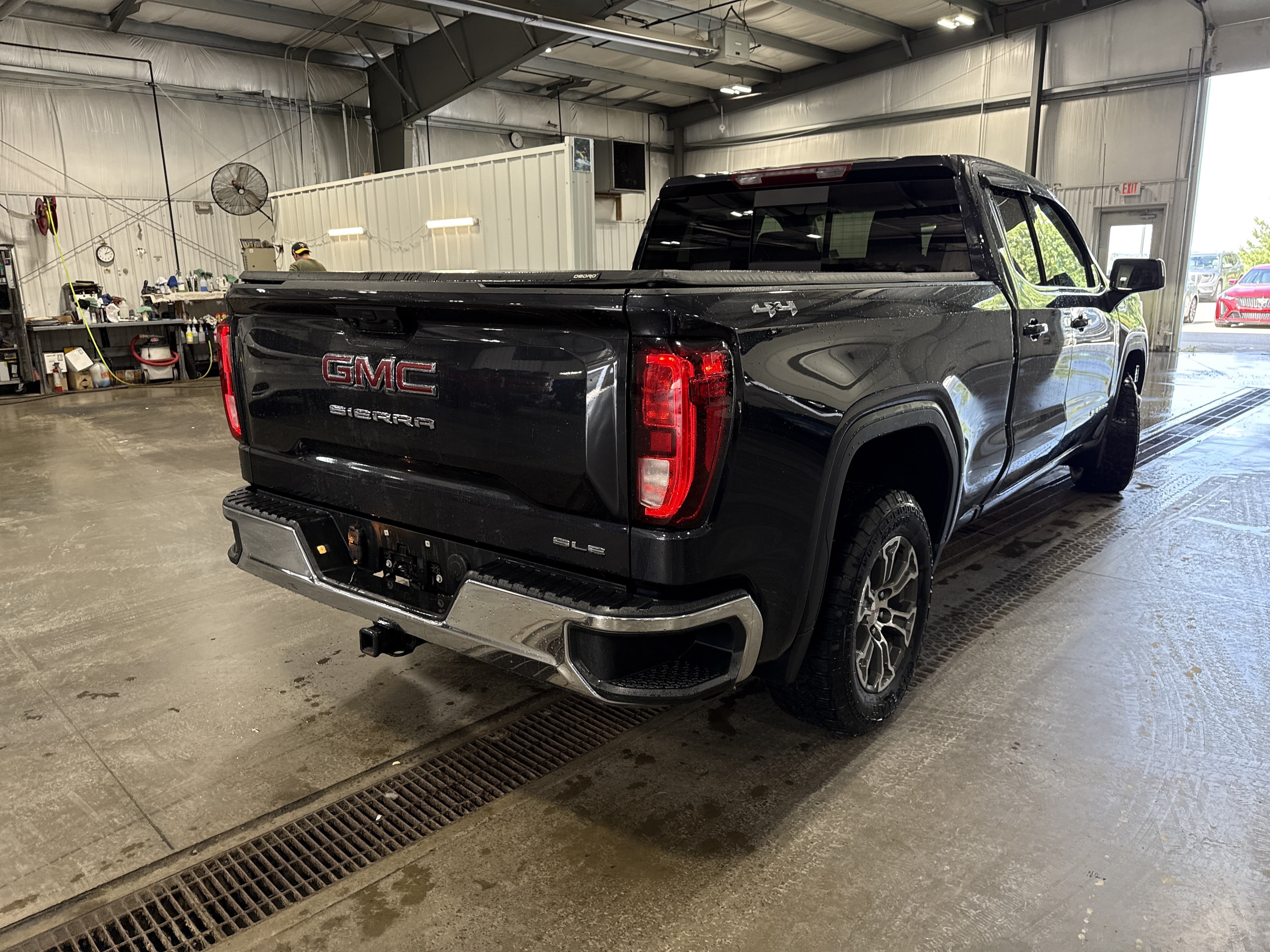 Used 2024 GMC Sierra 1500 SLE w/ Preferred Package AWD/4WD image 3