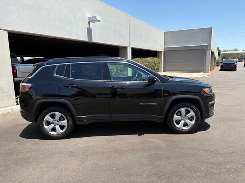 Used 2018 Jeep Compass Latitude w/ Popular Equipment Group AWD/4WD image 3