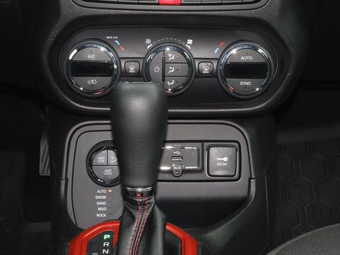 Used 2015 Jeep Renegade Trailhawk w/ Popular Equipment Group AWD/4WD image 11