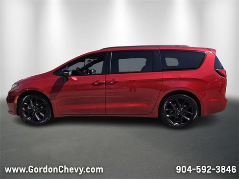 Used 2025 Chrysler Pacifica Limited image 2