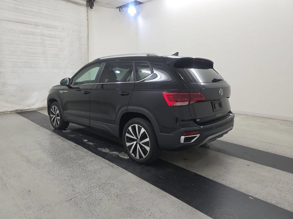 Used 2023 Volkswagen Taos SE w/ Panoramic Sunroof Package FWD image 2