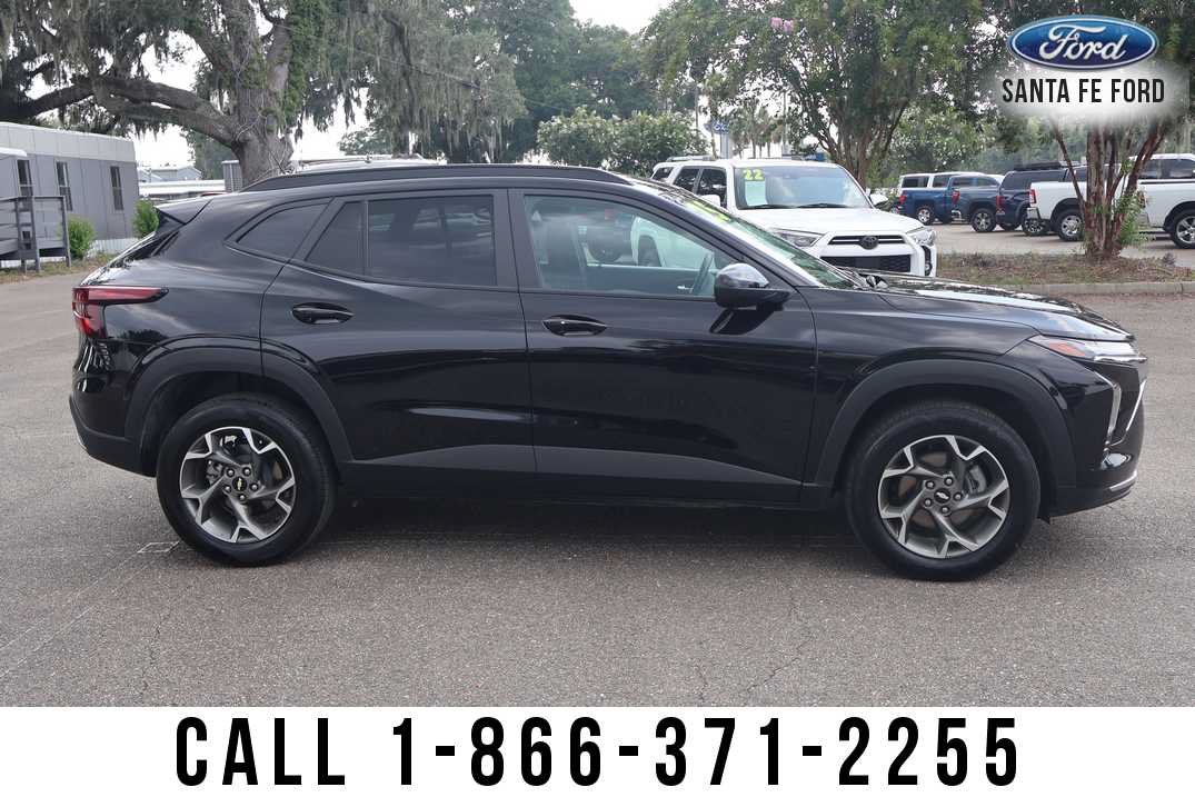 Used 2025 Chevrolet Trax LT w/ LT Convenience Package FWD image 7