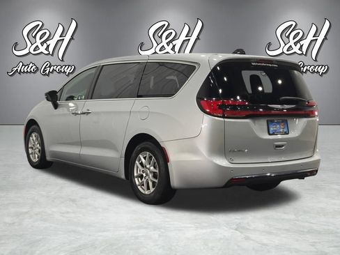 Used 2024 Chrysler Pacifica Touring-L FWD image 14