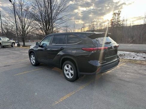 Used 2023 Toyota Highlander LE image 5