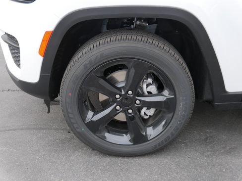 New 2025 Jeep Grand Cherokee Limited w/ Black Appearance Package image 16