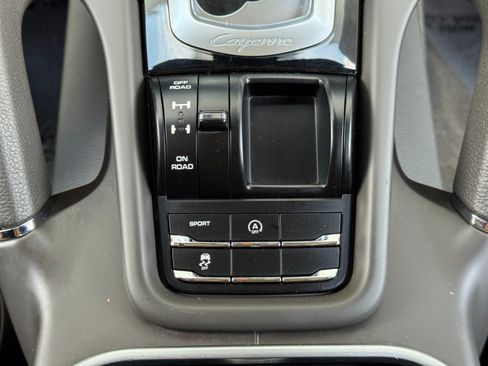 Used 2017 Porsche Cayenne Platinum Edition AWD/4WD image 30