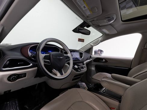 Used 2020 Chrysler Pacifica Limited image 18