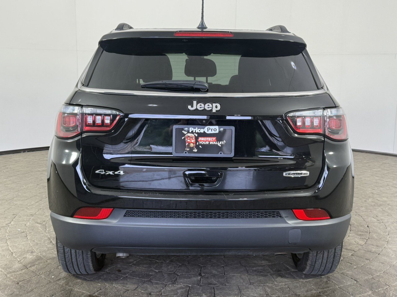 Used 2024 Jeep Compass Latitude w/ Sun and Sound Group AWD/4WD image 6