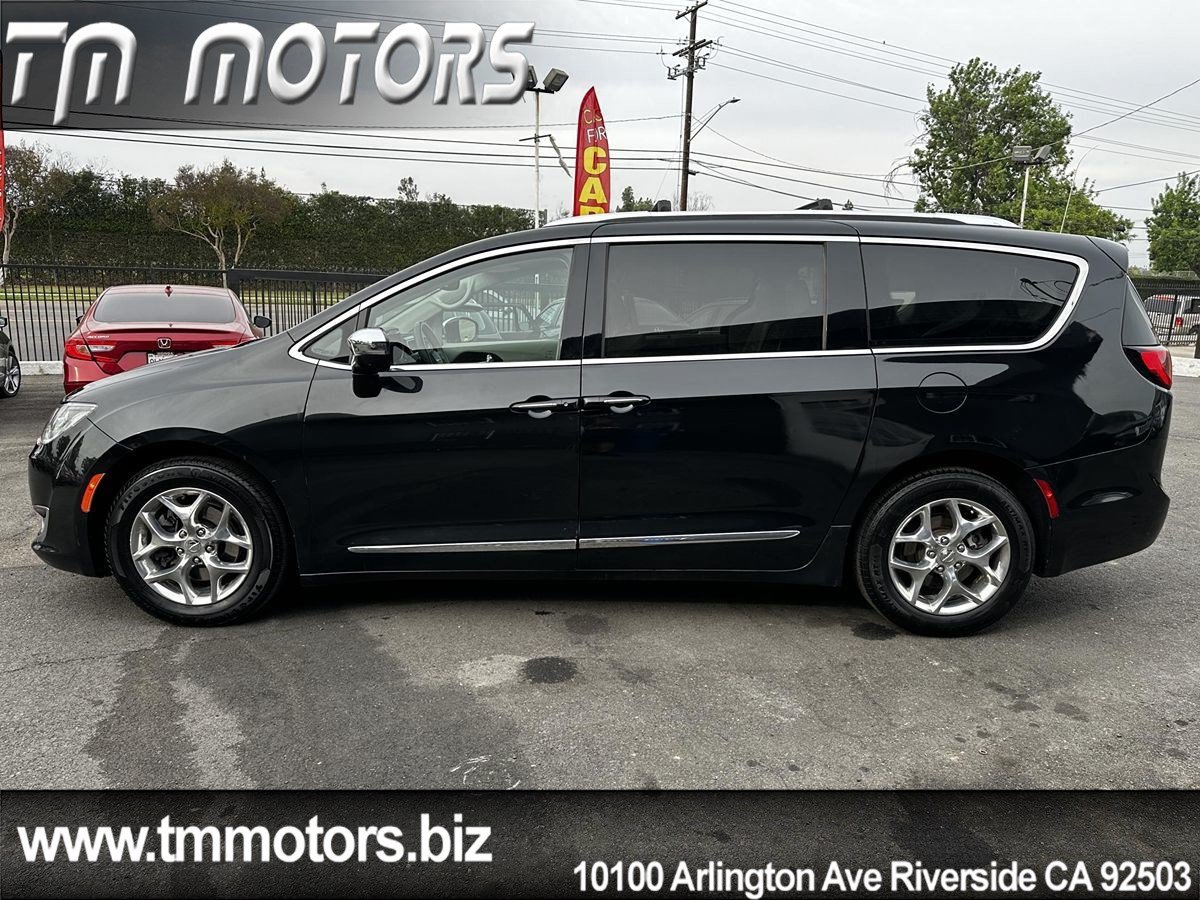 Used 2017 Chrysler Pacifica Limited w/ UConnect Theater Package FWD image 3