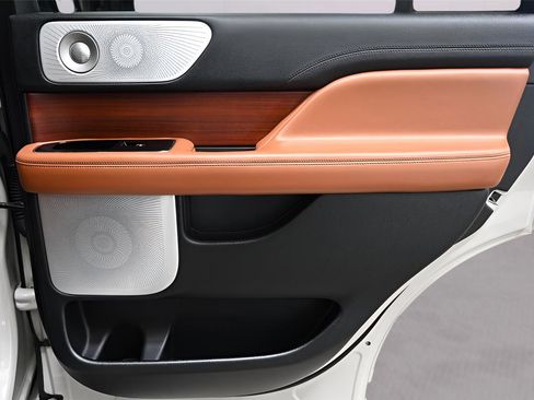 Used 2021 Lincoln Navigator Reserve image 22