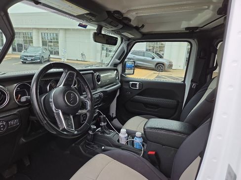 Used 2022 Jeep Gladiator Overland w/ Cold Weather Group AWD/4WD image 2