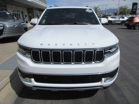Used 2022 Jeep Wagoneer Series III w/ Premium Group I AWD/4WD image 16