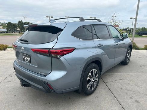 Used 2020 Toyota Highlander XLE AWD/4WD image 9