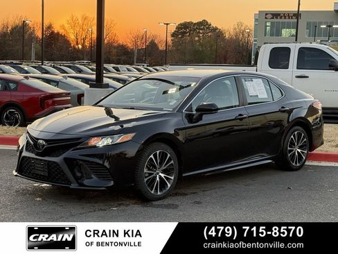 Used 2019 Toyota Camry SE image 3