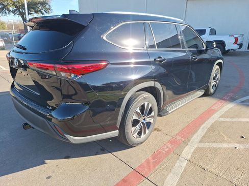 Used 2021 Toyota Highlander XLE image 6
