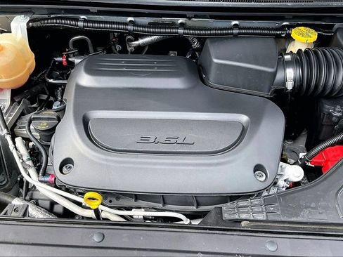 Used 2024 Chrysler Pacifica Touring-L FWD image 32