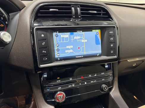 Used 2018 Jaguar F-PACE Prestige image 20