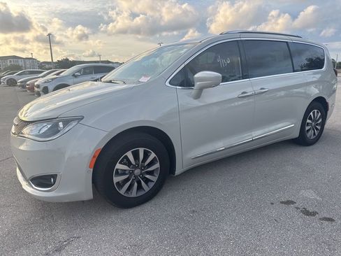 Used 2020 Chrysler Pacifica Touring-L Plus w/ Advanced Safetytec Group FWD image 11