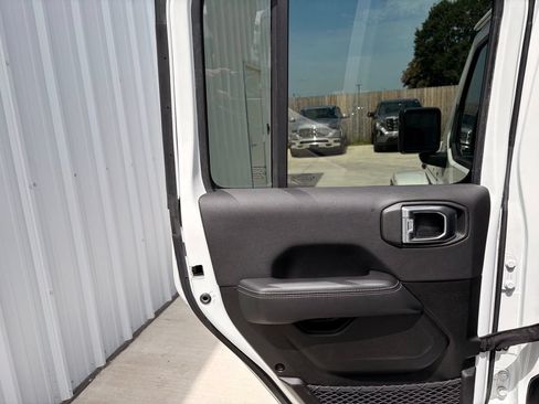 Used 2022 Jeep Wrangler Unlimited Sahara w/ Cold Weather Group AWD/4WD image 17