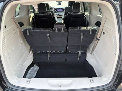 Used 2023 Chrysler Pacifica Limited FWD image 27