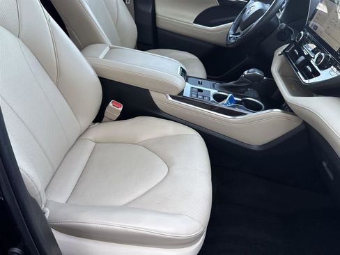 Used 2023 Toyota Highlander Limited image 17