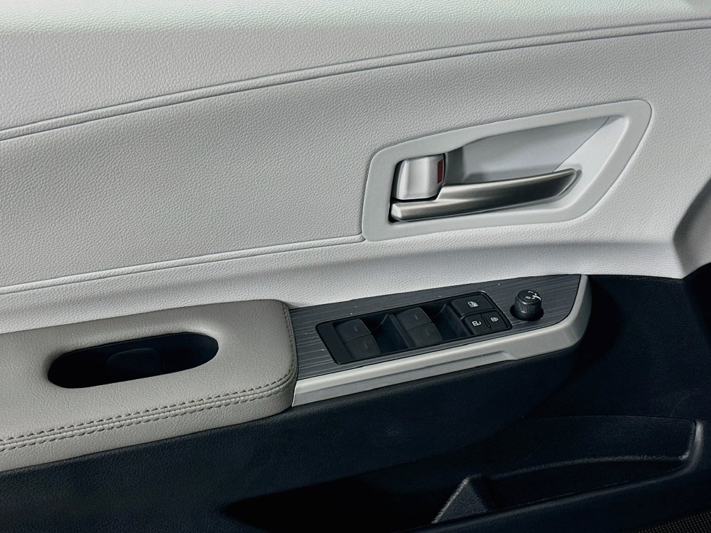 Certified 2025 Toyota Sienna XLE w/ XLE Plus Package FWD image 18