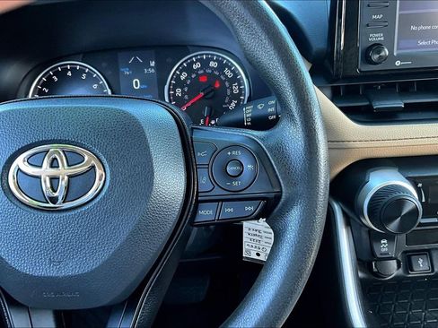 Used 2022 Toyota RAV4 LE AWD/4WD image 19